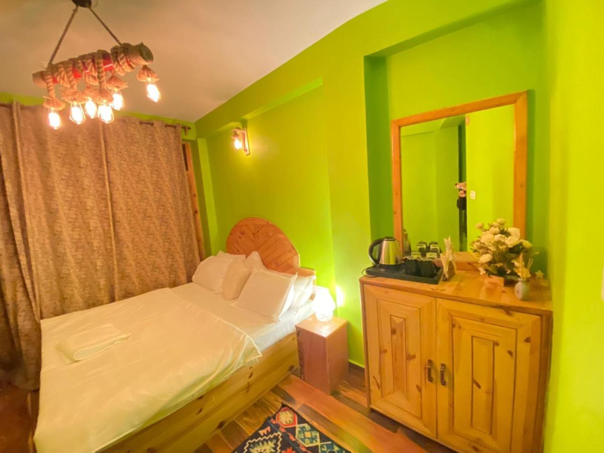 مايالي Attic Monkey Cafe & Rooms المظهر الخارجي الصورة