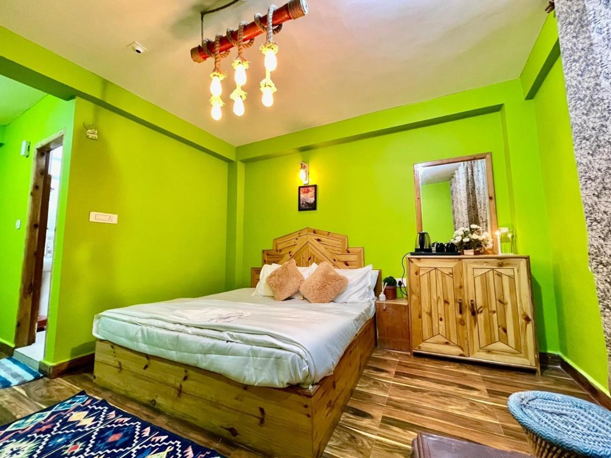مايالي Attic Monkey Cafe & Rooms المظهر الخارجي الصورة