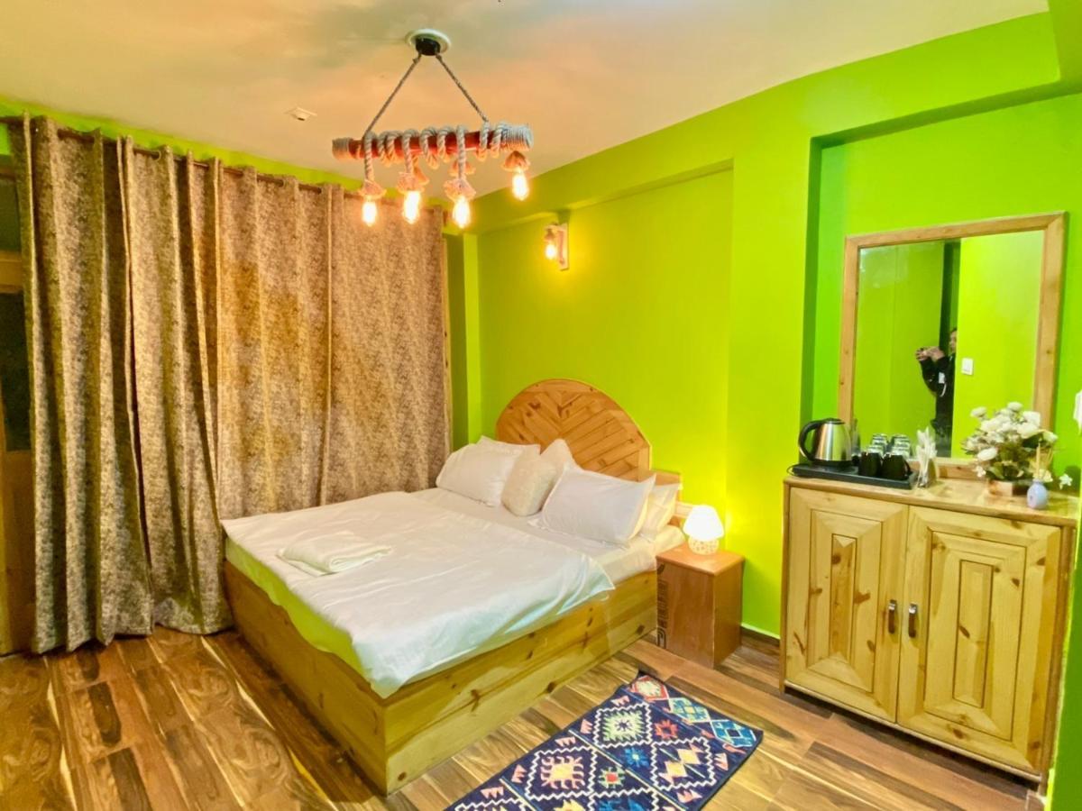 مايالي Attic Monkey Cafe & Rooms المظهر الخارجي الصورة