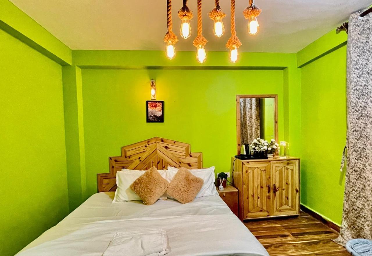 مايالي Attic Monkey Cafe & Rooms المظهر الخارجي الصورة
