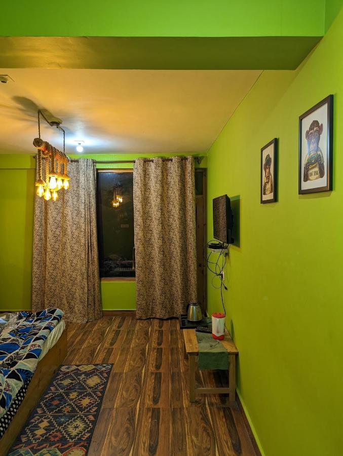 مايالي Attic Monkey Cafe & Rooms المظهر الخارجي الصورة