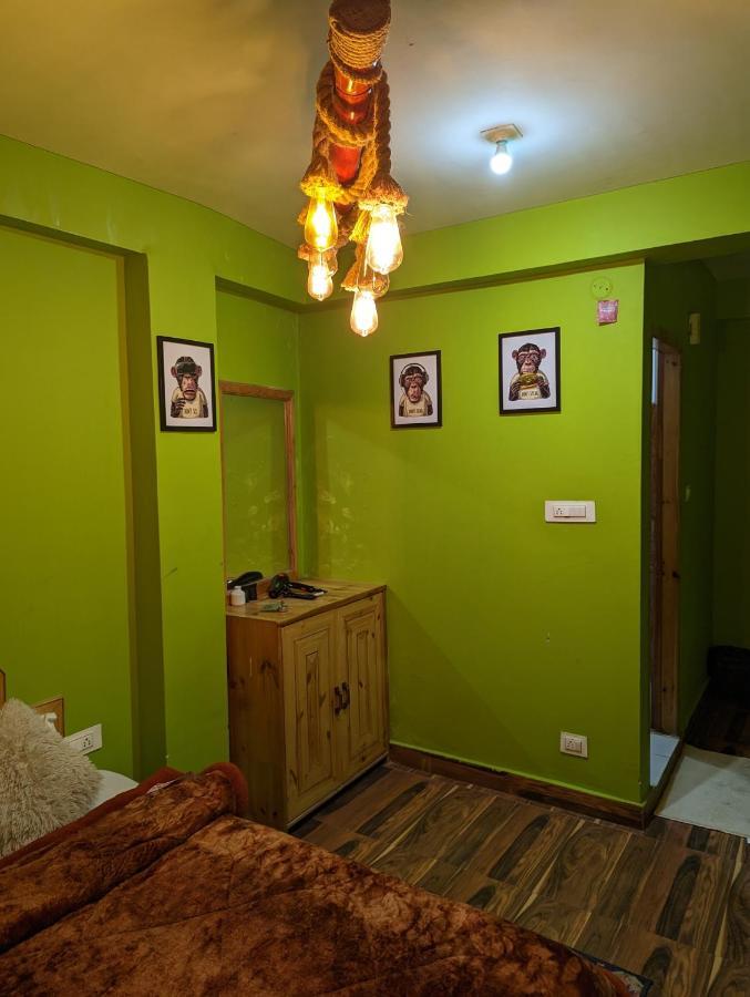 مايالي Attic Monkey Cafe & Rooms المظهر الخارجي الصورة
