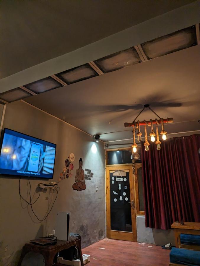 مايالي Attic Monkey Cafe & Rooms المظهر الخارجي الصورة