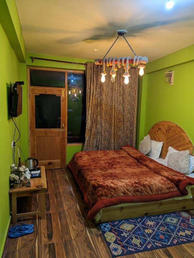 مايالي Attic Monkey Cafe & Rooms المظهر الخارجي الصورة