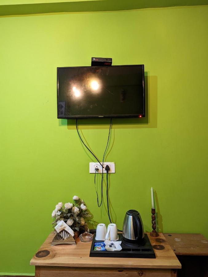 مايالي Attic Monkey Cafe & Rooms المظهر الخارجي الصورة