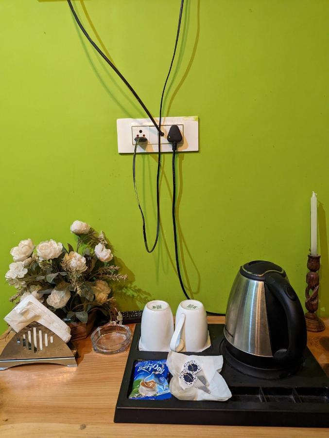 مايالي Attic Monkey Cafe & Rooms المظهر الخارجي الصورة