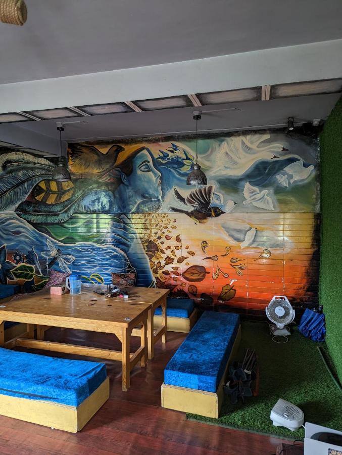 مايالي Attic Monkey Cafe & Rooms المظهر الخارجي الصورة