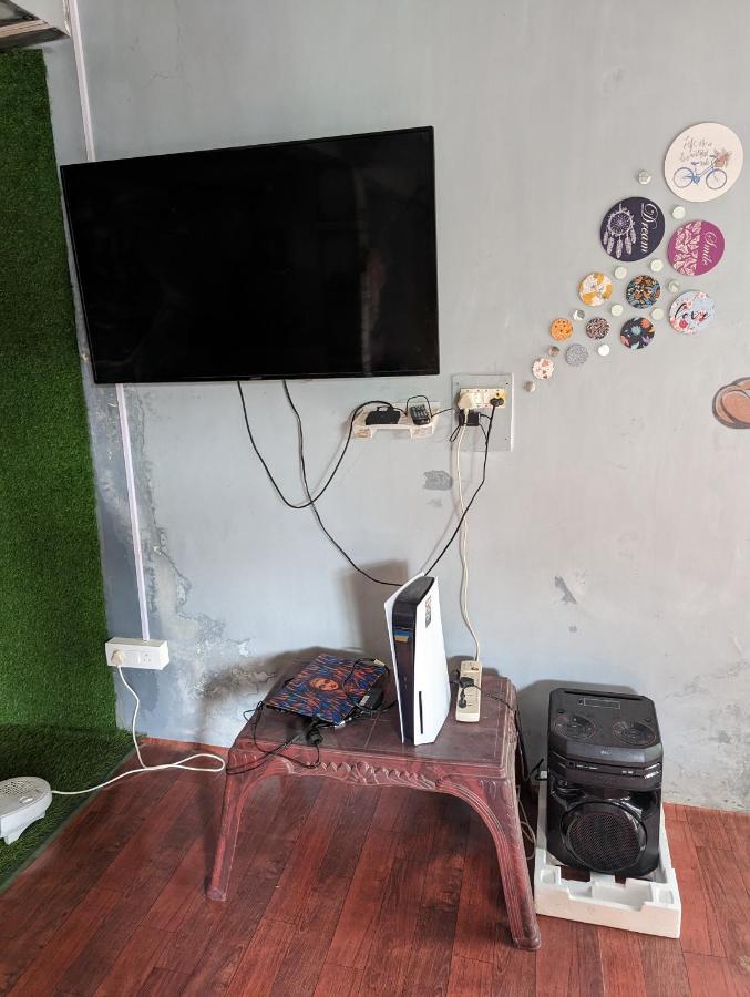 مايالي Attic Monkey Cafe & Rooms المظهر الخارجي الصورة