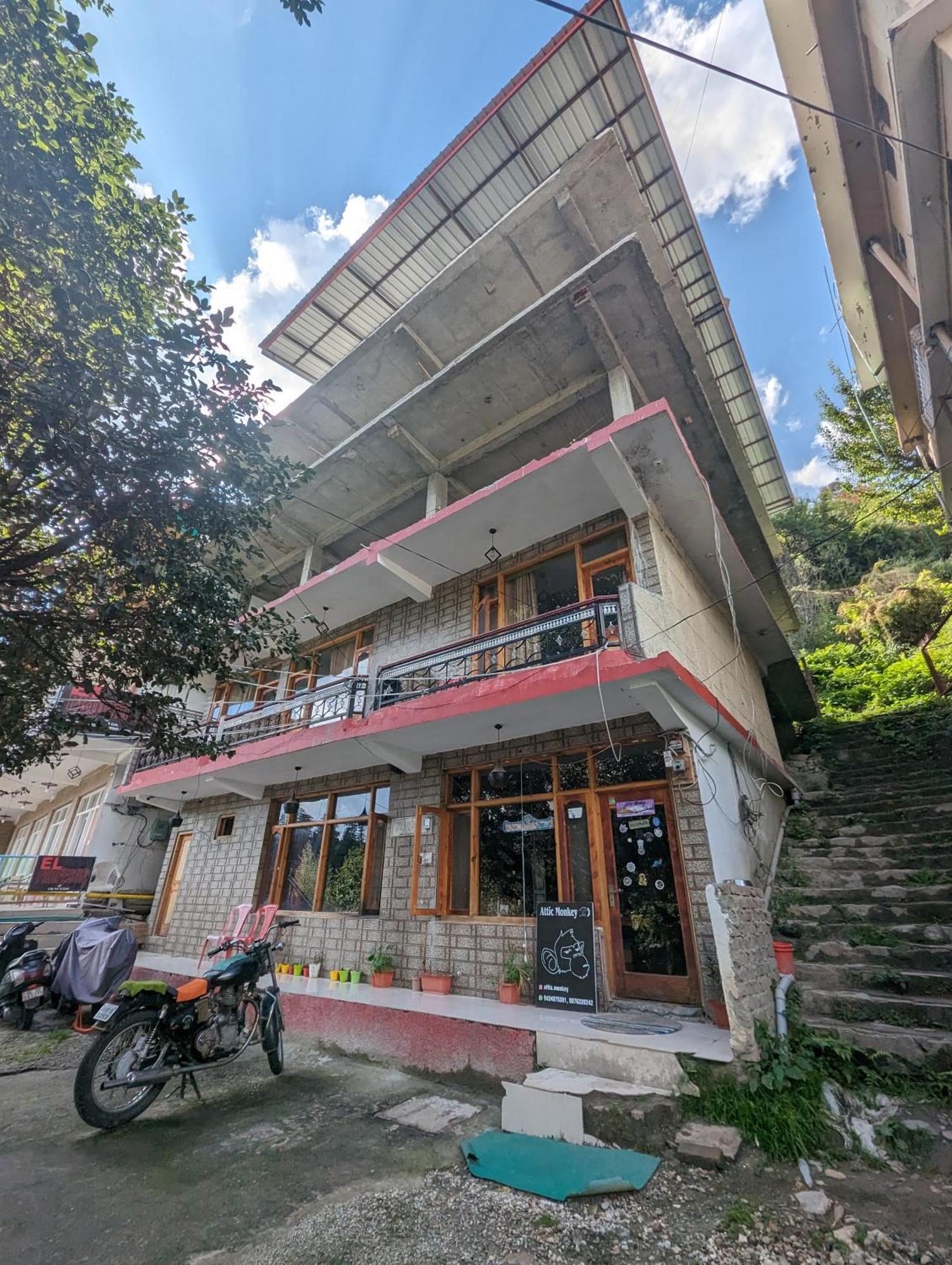مايالي Attic Monkey Cafe & Rooms المظهر الخارجي الصورة
