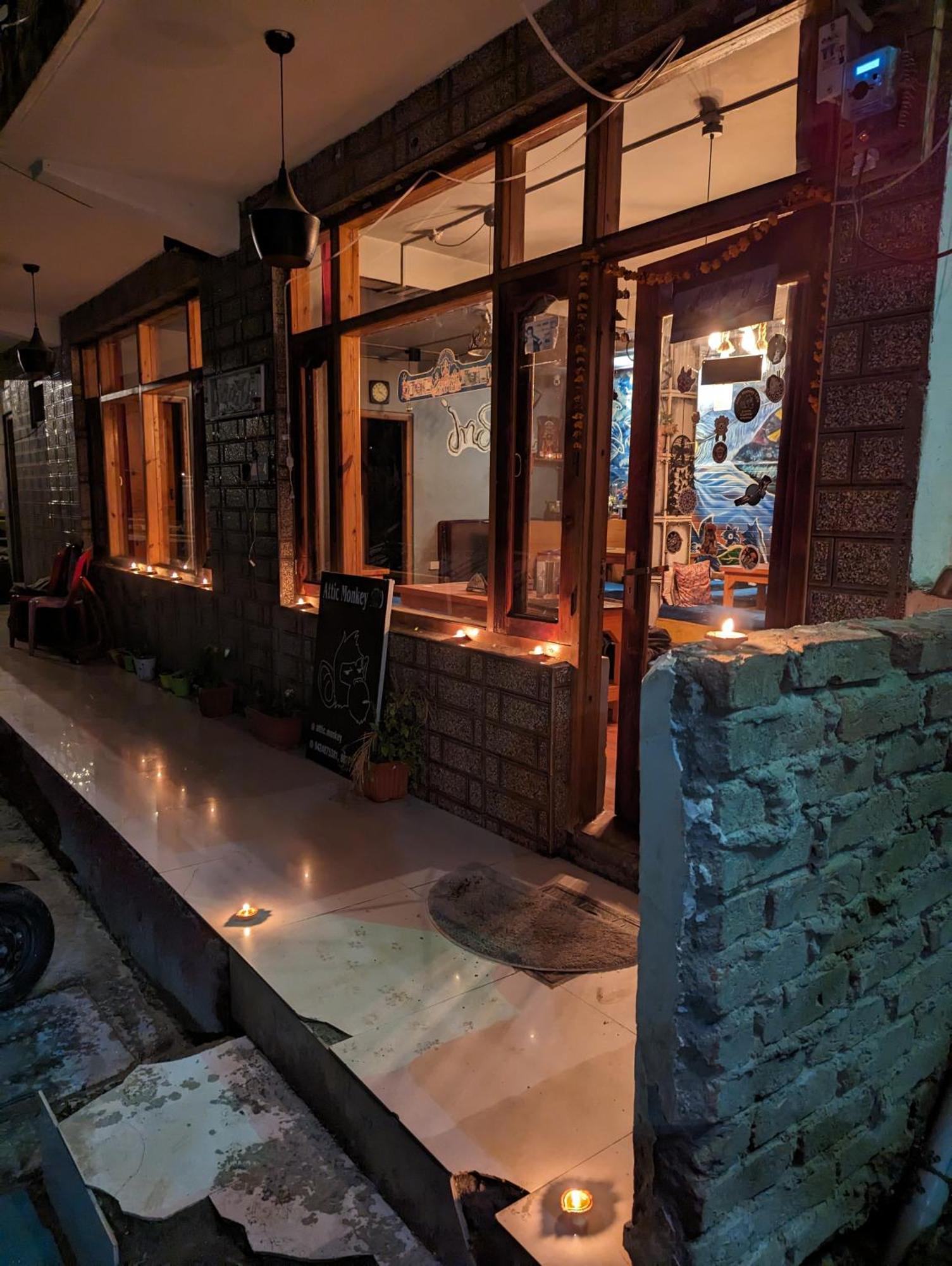 مايالي Attic Monkey Cafe & Rooms المظهر الخارجي الصورة